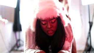 Жирная негритянка с волосатыми булками в масле оттрахана в позе раком на Рождество