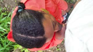 Негритянка Джейд Джордан в красной куртке сосёт кривой хуй мужа в парке