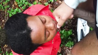 Негритянка Джейд Джордан в красной куртке сосёт кривой хуй мужа в парке