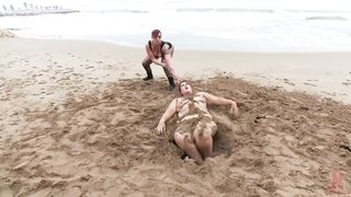 Госпожа ссыт на голову закопанной в песок толстухи